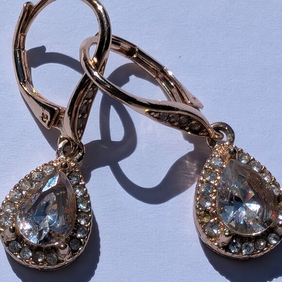 Beautiful golden zirconia pear shaped earrings - Picture 2 of 4